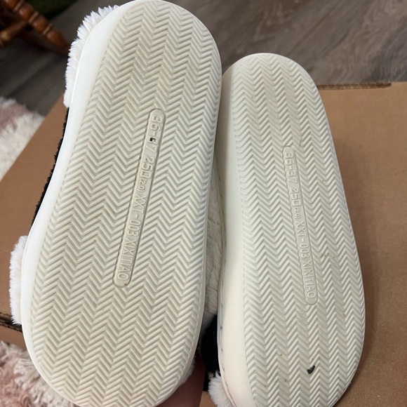 Adorable Cow Print Slippers - Picture 4 of 6